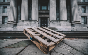 מס על הבנקים, פטור ליבוא: כשסמוטריץ' משחק שח על הגב של המשק