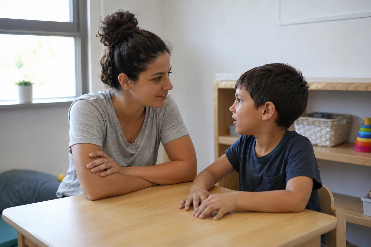 ילד בטיפול אצל קלינאית תקשורת במרפאה לילדים