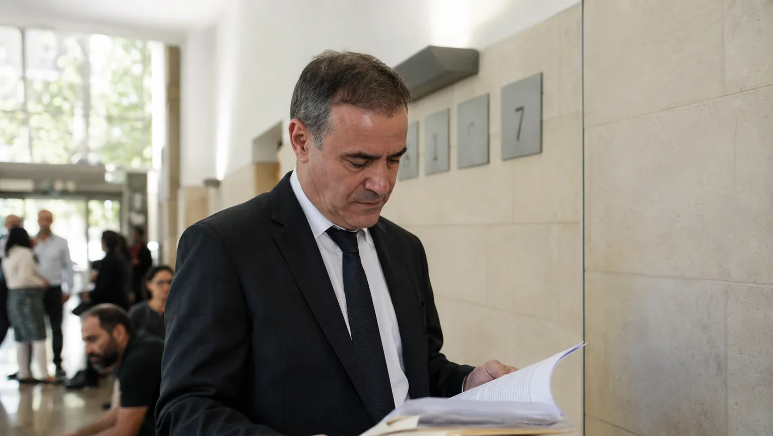 עורך דין עם מסמכים בפרוזדור בית משפט בתל אביב